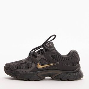 Nike V5 RNR Sneaker in brown with Gold Swoosh